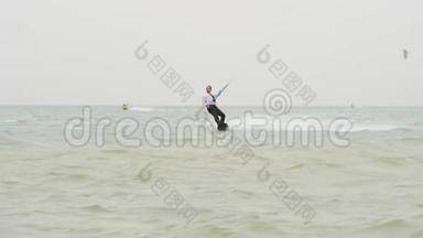 年轻人在<strong>海洋</strong>上玩风筝，极限夏季运动<strong>高清</strong>，慢动作